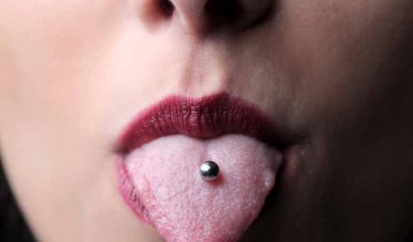 El peligro de piercings y perforaciones bucales