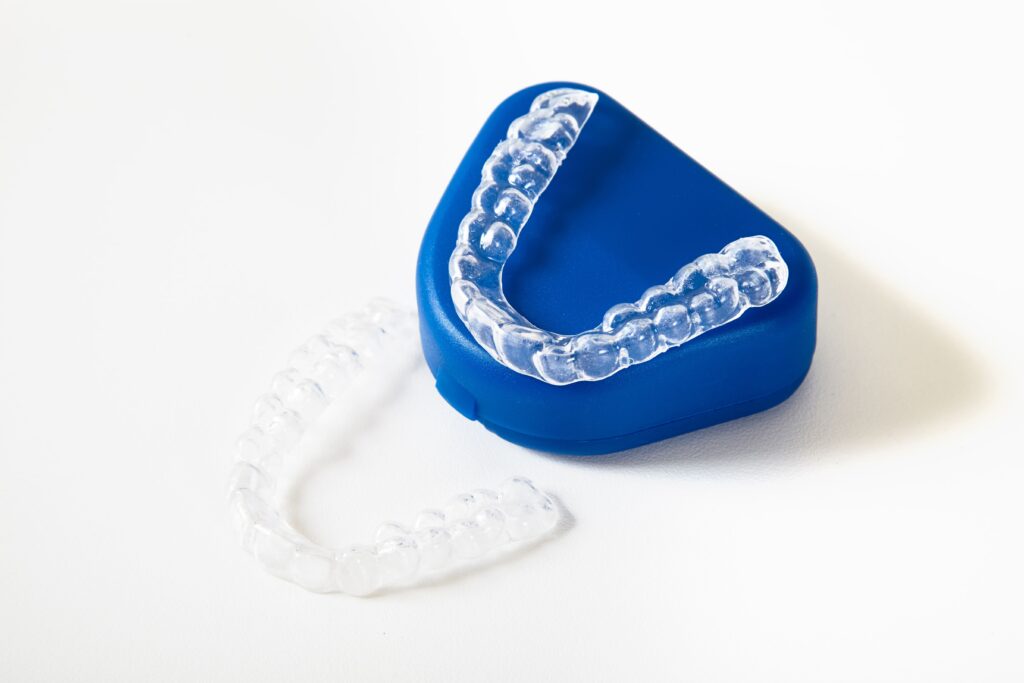 Dos alineadores transparentes con sus fundas, tratamiento de ortodoncia invisible 