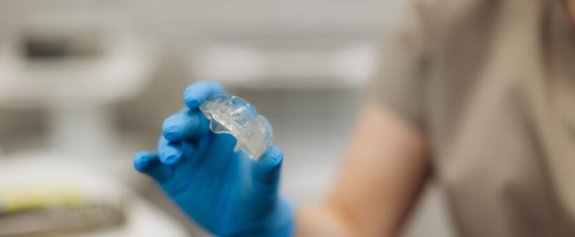 Bruxismo: por qué aprietas los dientes sin darte cuenta y cómo proteger tu boca antes de que cause daño